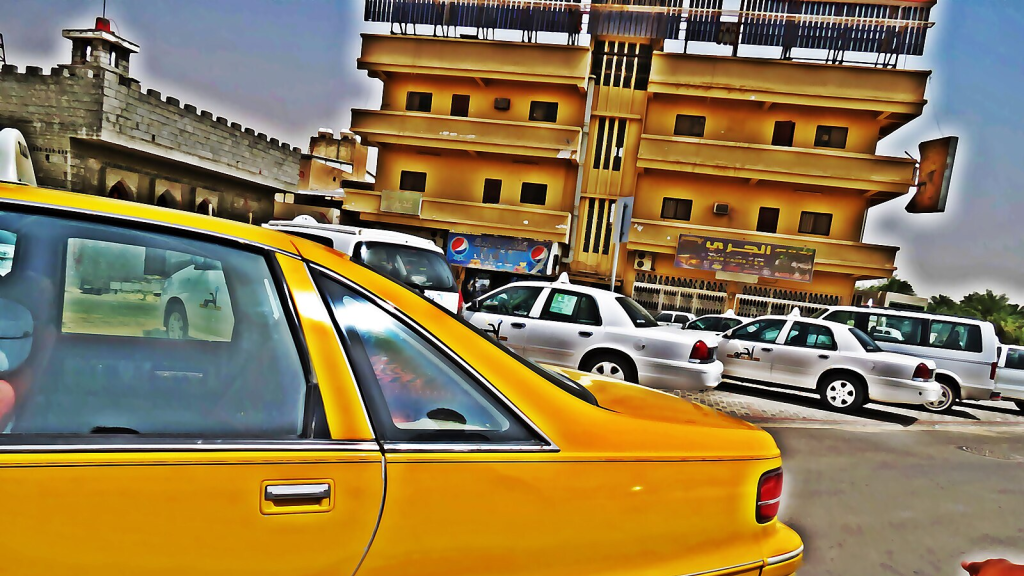 داخل سيارة أجرة.. طعنوه وسلبوا راتبه الشهري