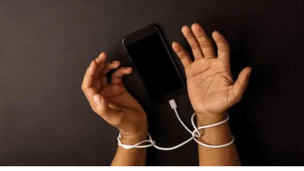 العنف الرقمي في تزايد والنساء أكثر عرضة لمخاطره، فكيف يمكنهن تجنبه والبقاء بأمان؟