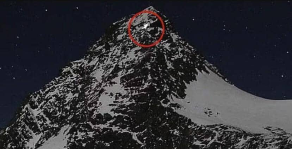 رحلة شتوية تنتهي بمأساة.. رجل يترك صديقته على قمة جبل لتتجمد حتى الموت!