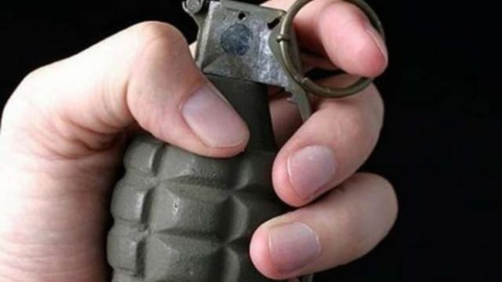 عندما يتحوّل البيت إلى جبهة… أمّ ترمي قنبلة وكأنها تحسم معركة! طفل يسقط ثمنًا للجنون.