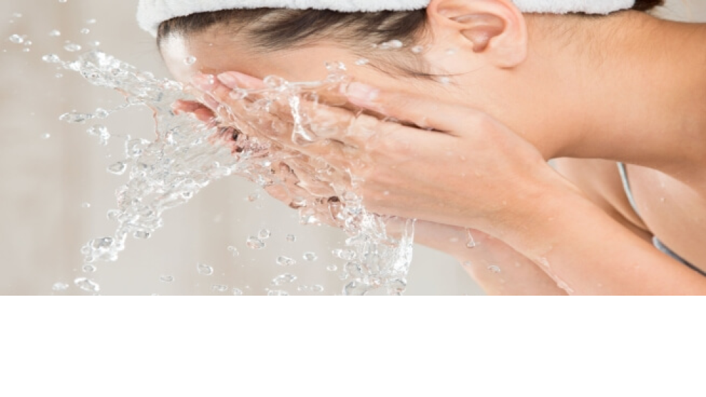 أيّهما الأفضل لغسل الوجه.. الماء البارد أم الساخن؟