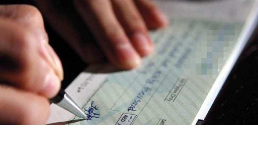 الشيكات الفريش تقفز والدولرة تتمدّد… ماذا يخفي التعميم 165؟