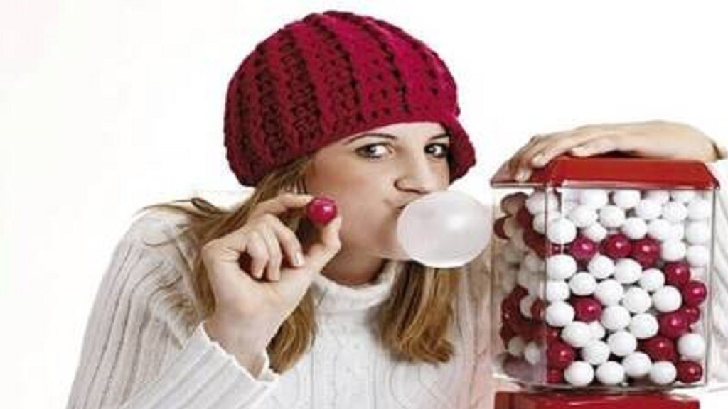 ابتلاع العلكة!.. ماذا يحدث لجسمك؟