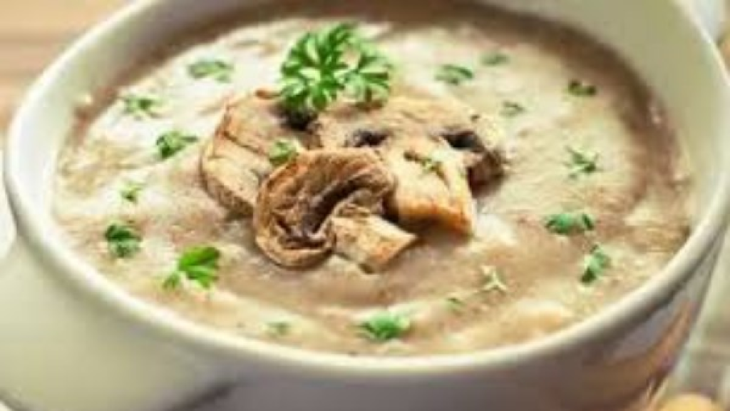 تشعرك بالدفء.. طريقة شوربة الفطر بالرافيولي