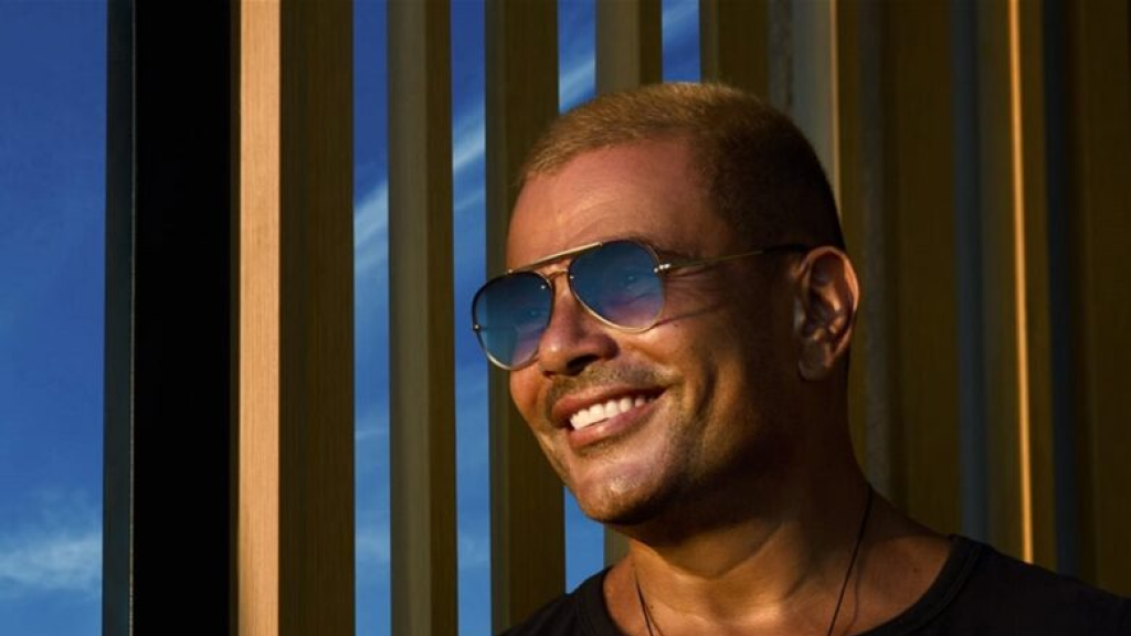 فنان شهير مُتهم باستنساخ لحن أغنية “بابا” لزميله عمرو دياب!