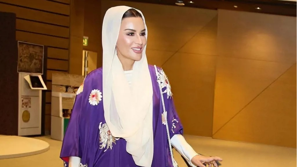 الشيخة موزا تعتمد الكيمونو الياباني في إطلالة تحمل رسالة ثقافية عابرة للحدود (صور)