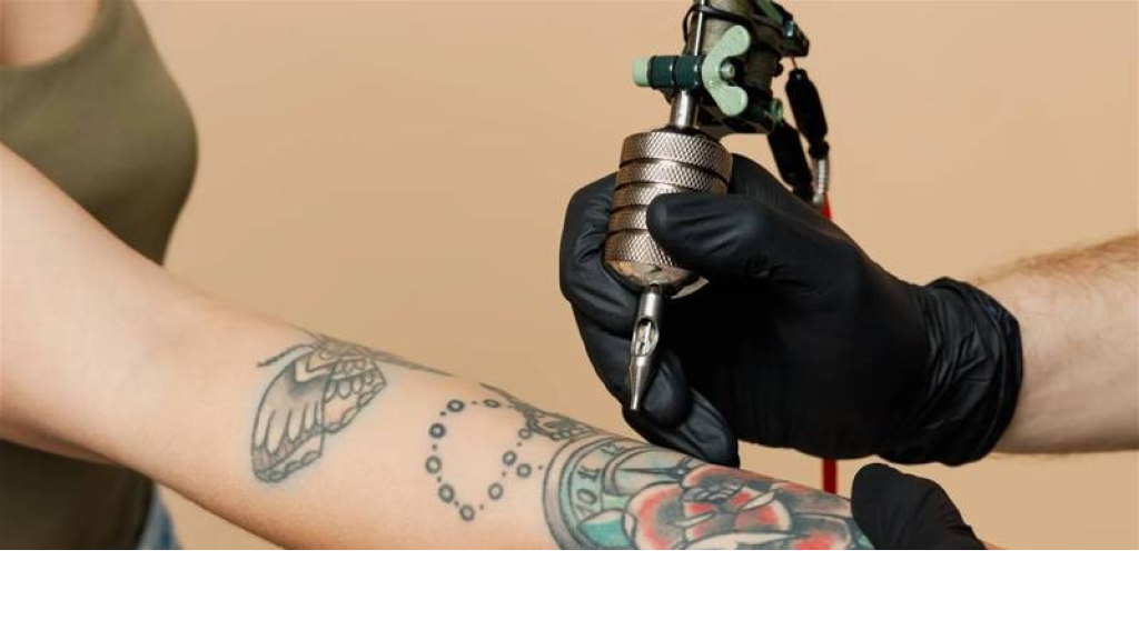 الوشم قد يرفع خطر الإصابة بسرطان الجلد!