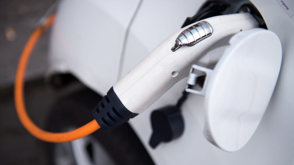 مبيعات السيارات الكهربائية عالميًا تتراجع بنحو 6%