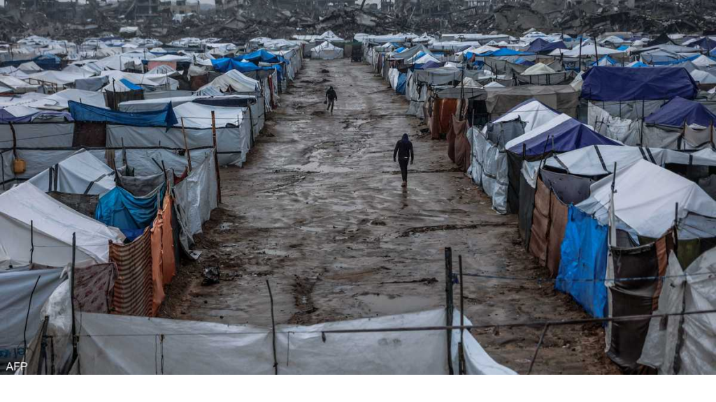 منخض جوي فوق غزة.. وفاة 12 شخصا وانجراف وغرق 27 ألف خيمة