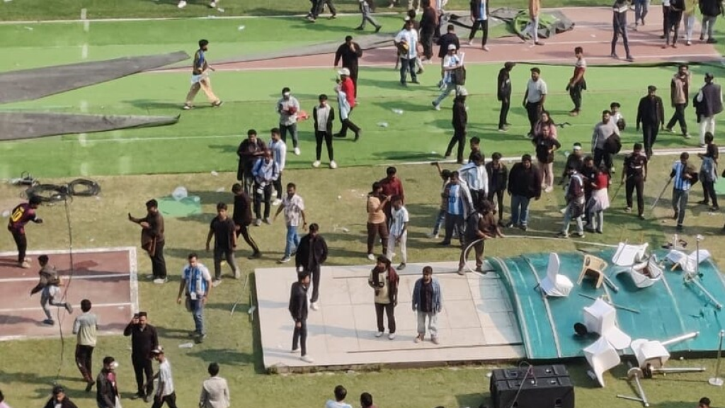 اقتحام للملعب وأعمال شغب ولجنة تحقيق.. طوفان جماهيري يفسد زيارة ميسي إلى الهند (فيديو)