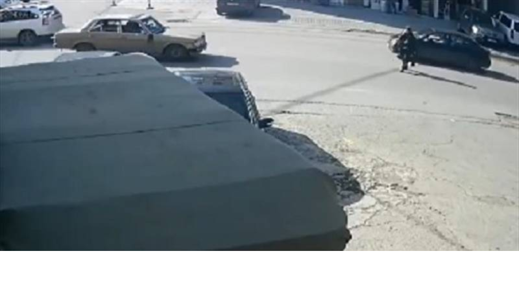 فيديو من بلدة العقبة… شاهدوا كيف صدمت سيارة إمرأة في وسط الطريق