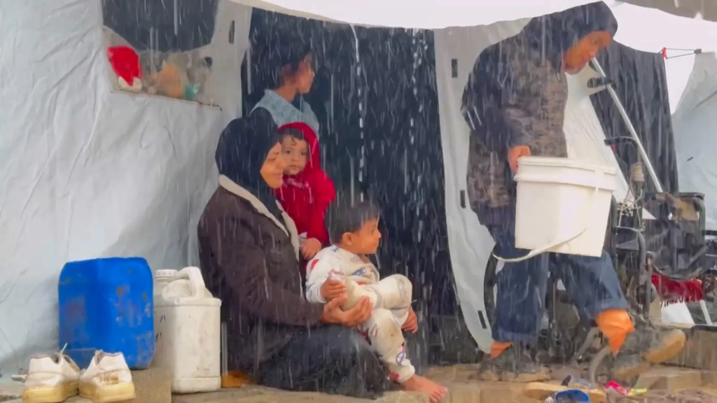 الاطفال يتجمدون والمنازل تنهار.. الشتاء يفتك بأهالي غزة