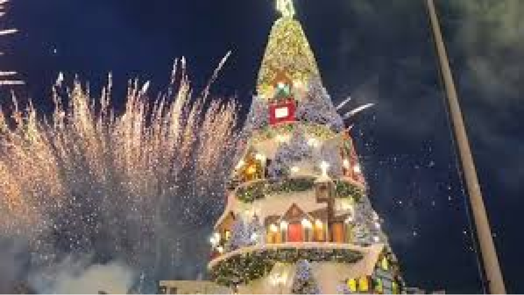  في البترون.. شجرة الميلاد تجذب آلاف الزوار