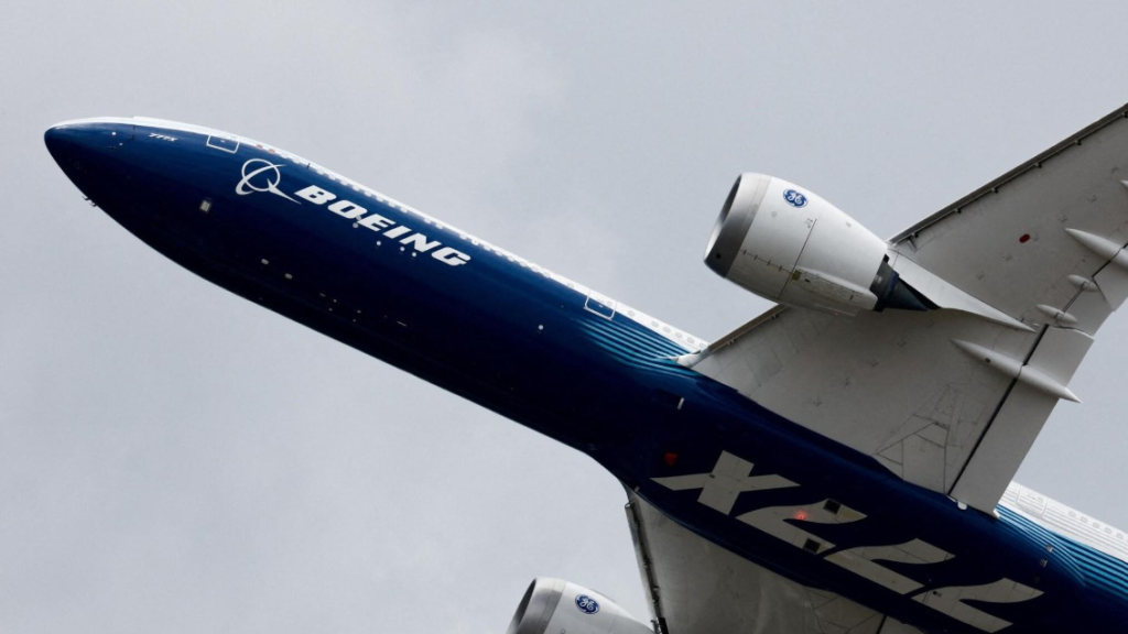 خلل في محرّك طائرة “بوينغ 777” يشعل حريقًا بمدرج مطار واشنطن