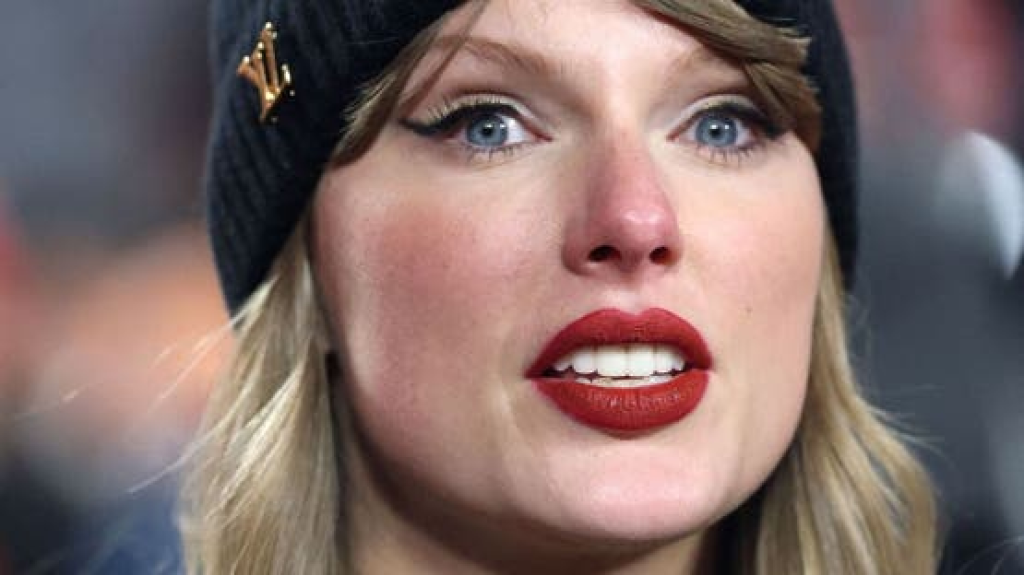 بمكافآت بلغت 197 مليون دولار.. تايلور سويفت تفاجئ فريقها