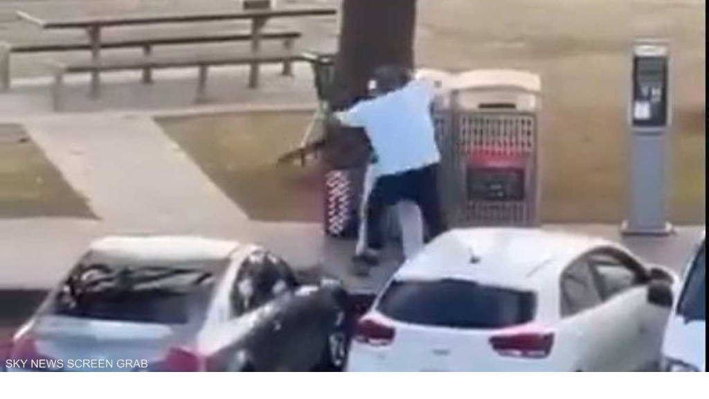 فيديو يرصد بطولة رجل.. هاجم المسلح في 