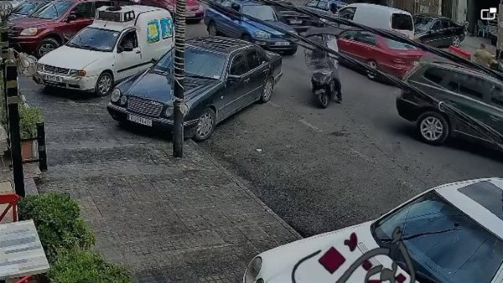 بالفيديو: حادث غريب في صيدا ... سيارة تسير للخلف وتسحق سائق دراجة نارية !  