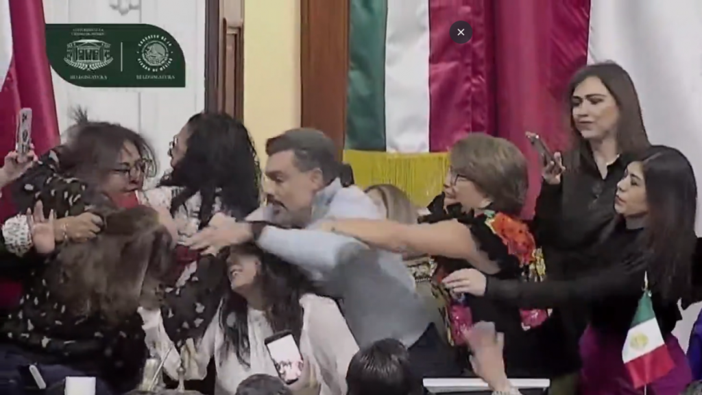 شدّ الشعر على الهواء مباشرة… اشتباك بين نائبات في كونغرس مدينة مكسيكو (فيديو)