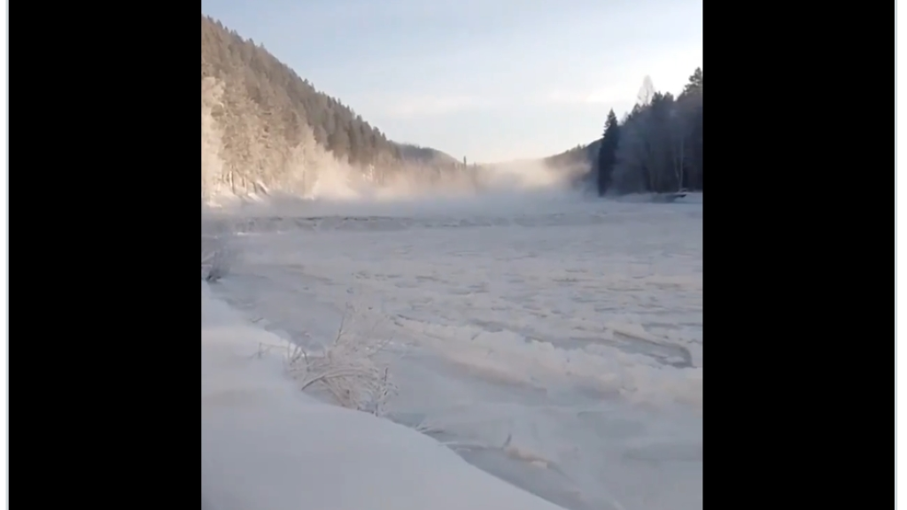 روسيا.. ظاهرة طبيعية نادرة تضرب نهر 