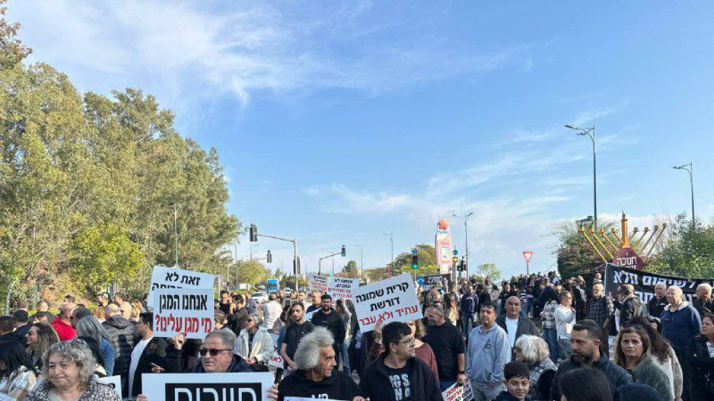 القناة 12 العبرية: يقوم مئات من سكان كريات شمونة حاليًا بإغلاق المدخل الجنوبي للمدينة احتجاجًا على الوضع الاجتماعي والاقتصادي نتيجة الحرب الأخيرة.