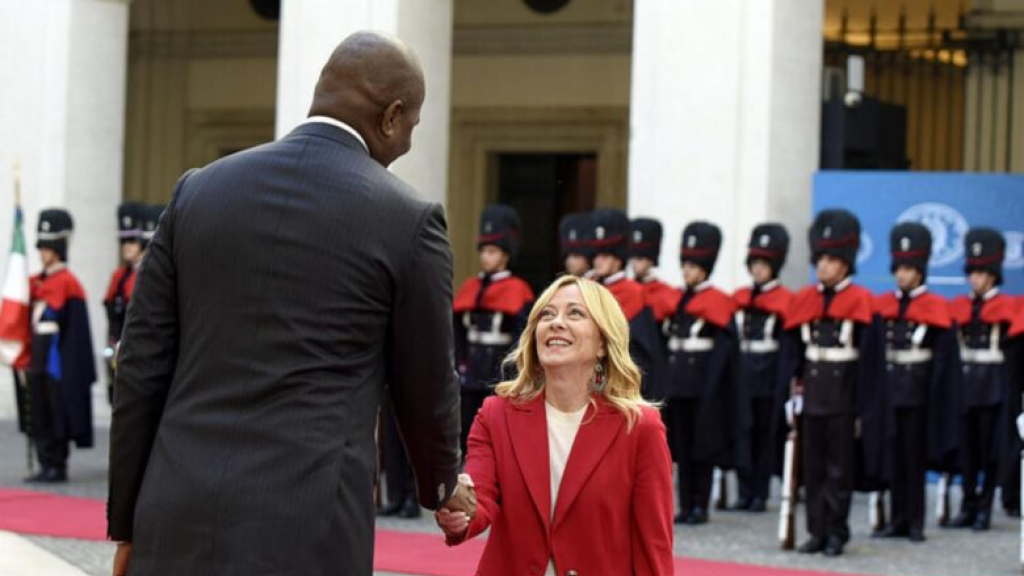 لقاء رسمي يخطف الأنظار… والسبب فارق الطول!