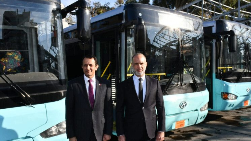 30 باصًا.. هبة قطرية للبنان