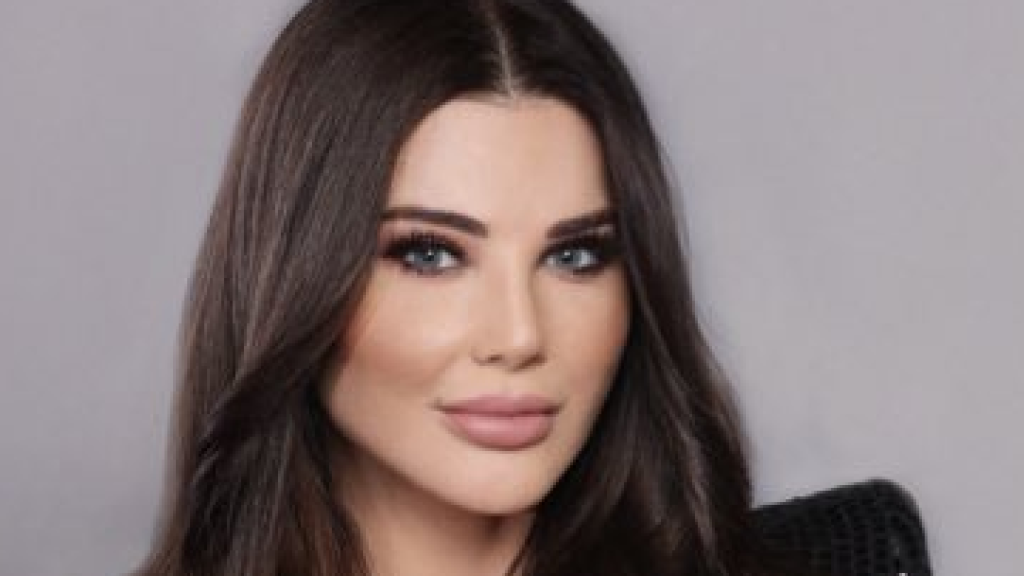 بالصور .أميرة الشاشة منى أبو حمزة تحتفل بخطوبة ابنتها ياسمين… لحظة حب على شاطئ دبي