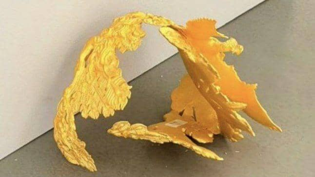 طفل يتلف تاج زفاف من الذهب بقيمة 2.27 مليون يوان صيني بمتحف بكين (فيديو)