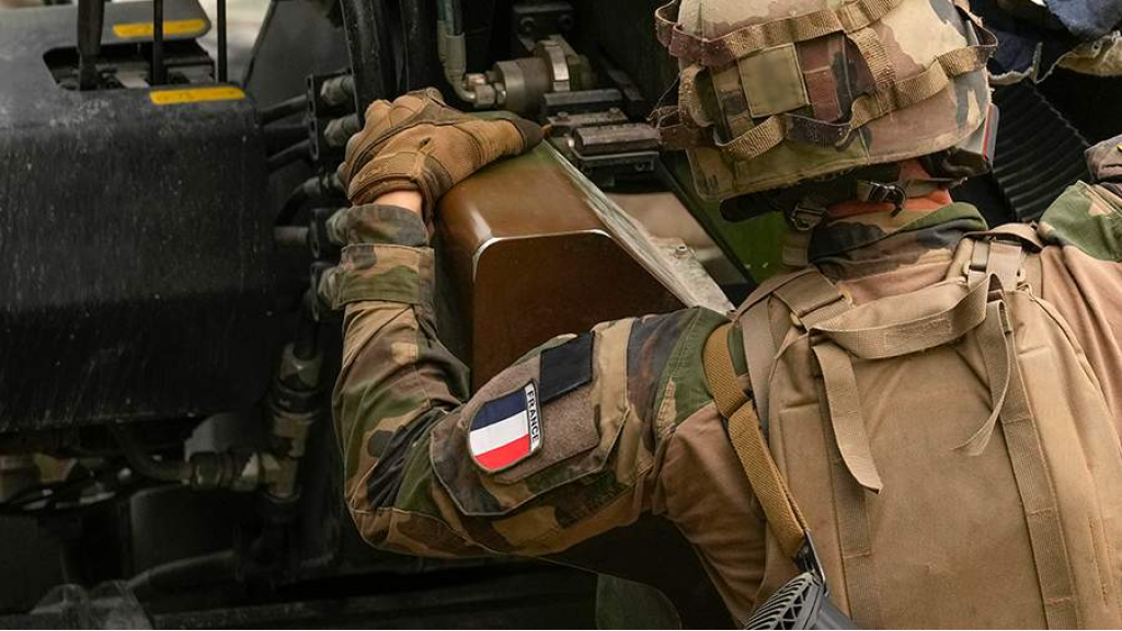 فرنسا تؤكد وجود قواتها في أوكرانيا