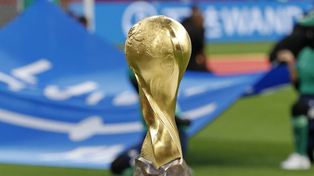 أمير سعودي يرشح اسمين لتدريب منتخب بلاده في حال رحيل رينارد