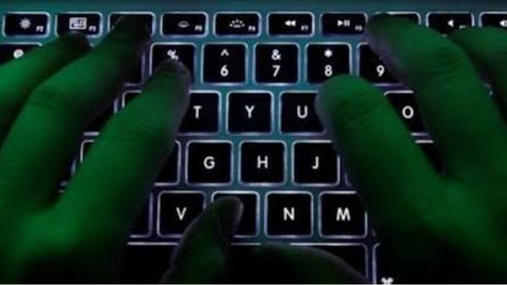 قراصنة إيرانيون يخترقون هاتف بينيت: ساعة الحسم بدأت!