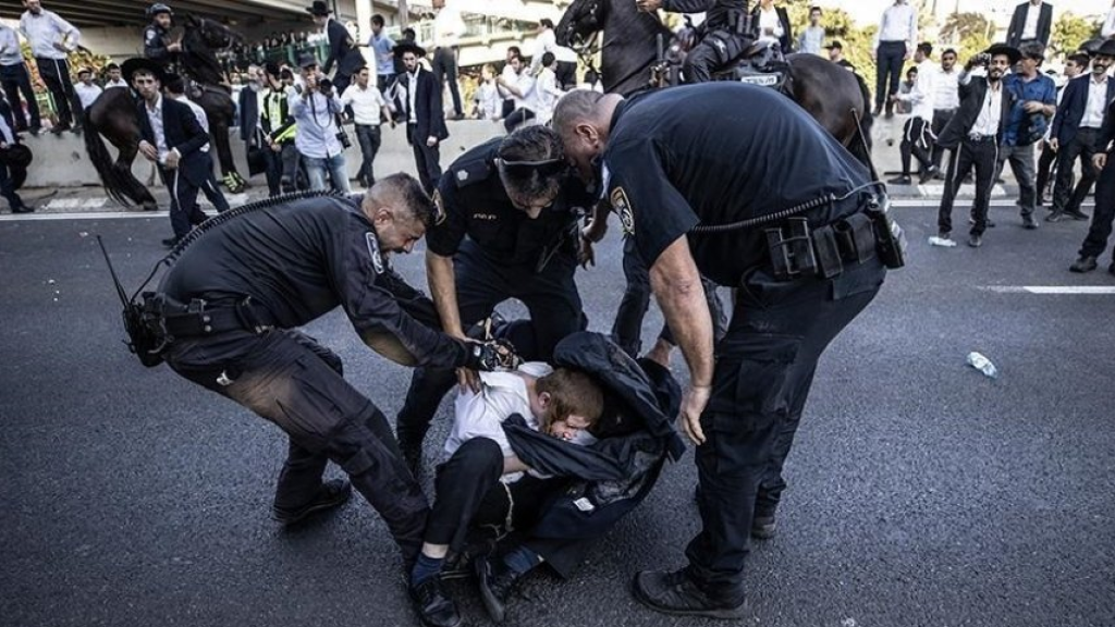 إصابة 10 من شرطة الاحتلال في القدس خلال مواجهات عنيفة مع الحريديم على خلفية التجنيد الإجباري