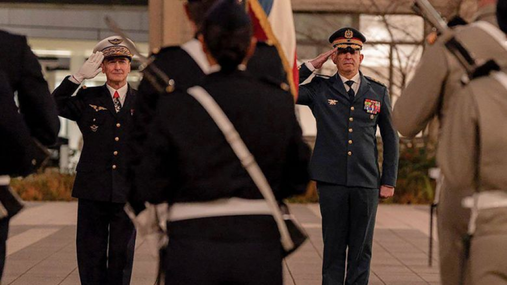 قائد الجيش في زيارة إلى فرنسا