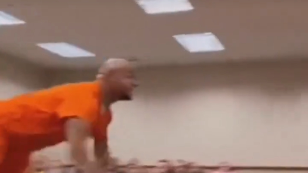 أخطر مجرم في المكسيك يقفز على القاضي (فيديو)