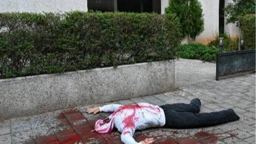 دمى مقطوعة الرؤوس أمام هذه المنازل