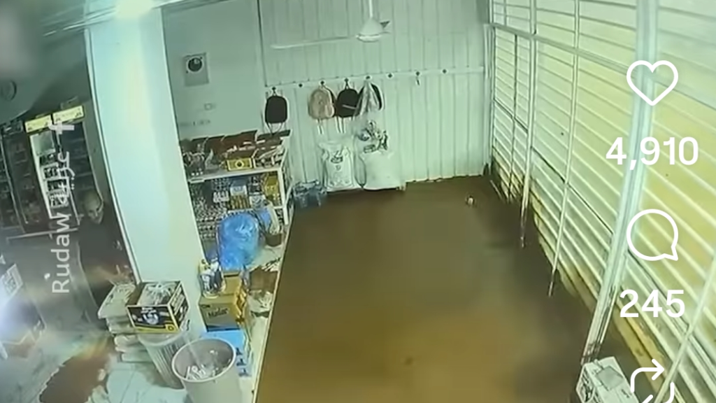 بالفيديو فيضان مفاجئ يجتاح متجرا في العراق