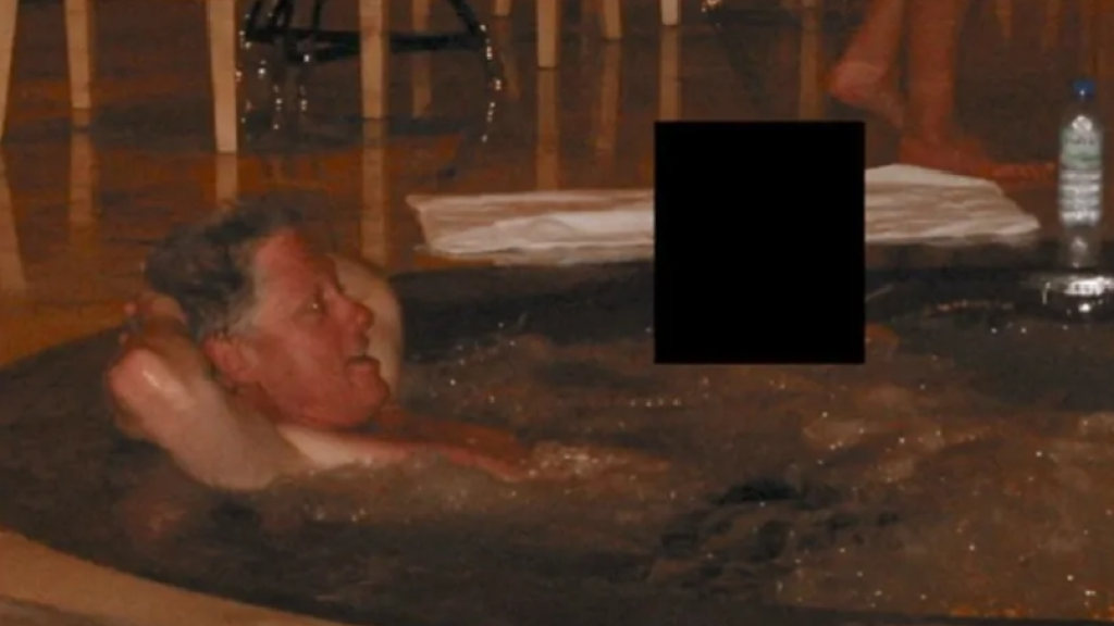 إدارة ترامب تبدأ نشر ملف 'إبستين': كلينتون في حوض الاستحمام برفقة شابة