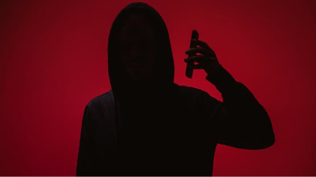 أطفال يسرقون أكبر سوق هواتف بالجزائر .. ويبثون فيديو صادما