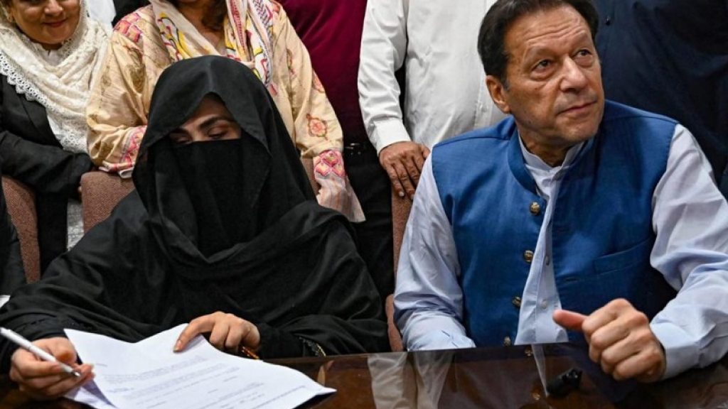 السجن 17 عامًا لعمران خان وزوجته