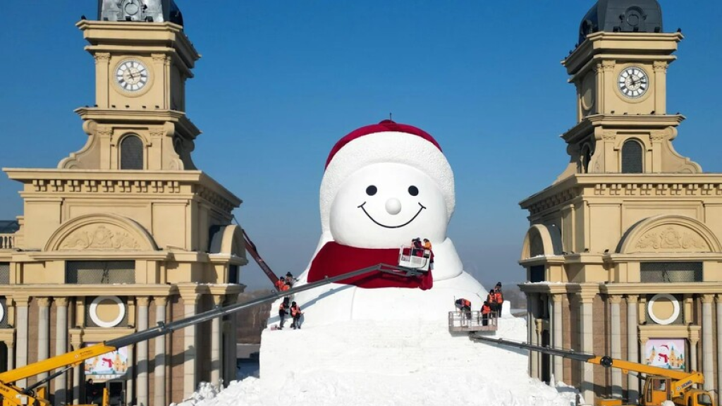 في 11 يوما فقط.. الصين تبني رجل ثلج بارتفاع 6 طوابق في هاربين (فيديو)