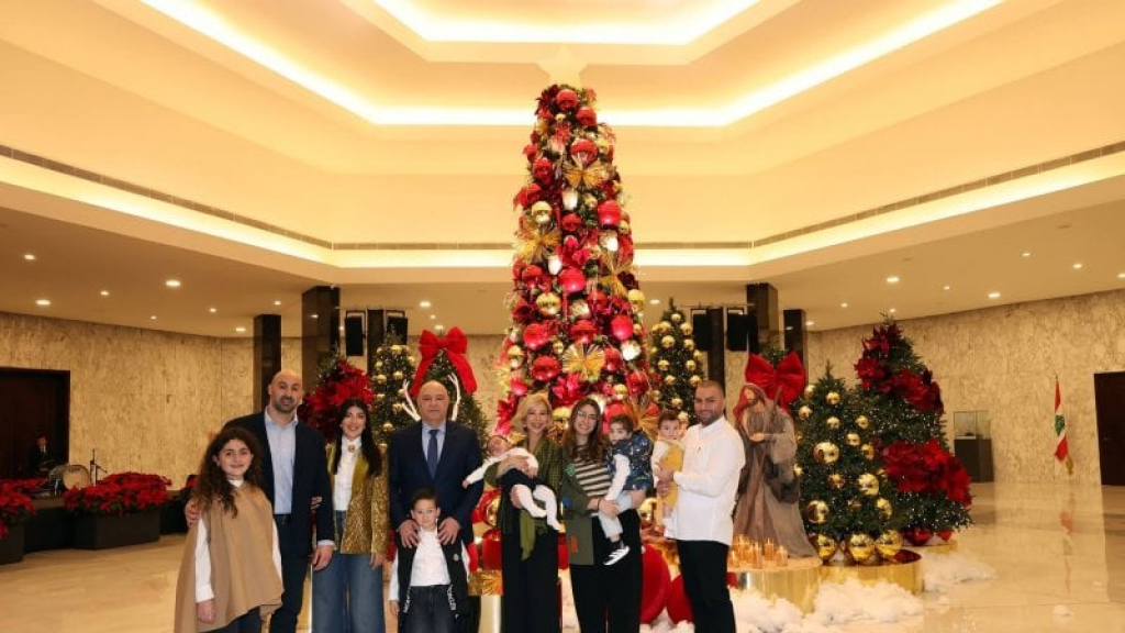 الرئيس عون يشارك أولاد الموظفين العيد