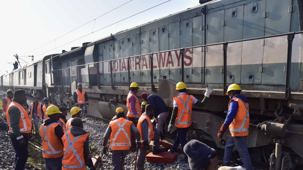 قطار سريع يدهس قطيع فيلة شمالي شرق الهند