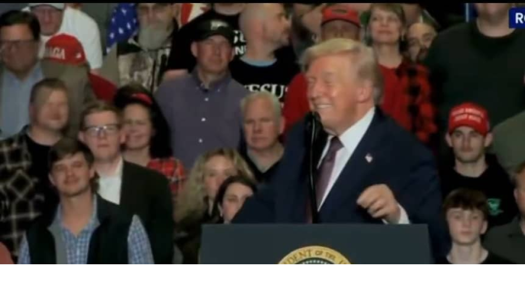 دونالد ترامب يتحدث مطولا عن ملابس ميلانيا 