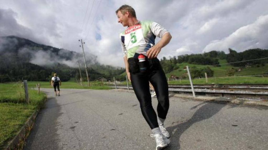 خبراء ينصحون بالمشي إلى الخلف: تعرّف على فوائد ذلك