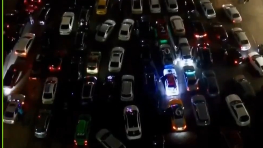  فيديو  ..عندما يلتقي الإبداع بالاحتفال.. سيارات  موسكو تتحول إلى شجرة عيد ميلاد