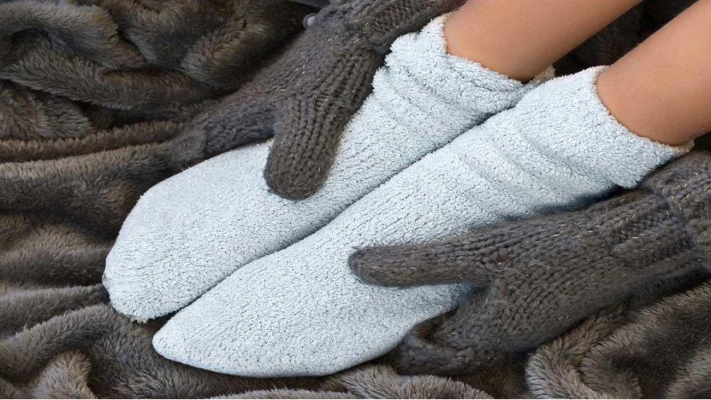 برودة القدمين المستمرة.. علامة تحذيرية لمشكلات صحية متعددة