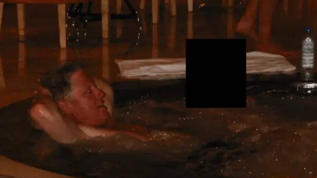 كلينتون يضغط لكشف صوره بالكامل... معركة الشفافية تتصاعد