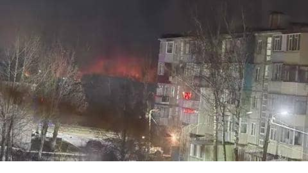 هجوم أوكراني يشعل النيران بمنطقة صناعية في تولا الروسية (فيديو) 