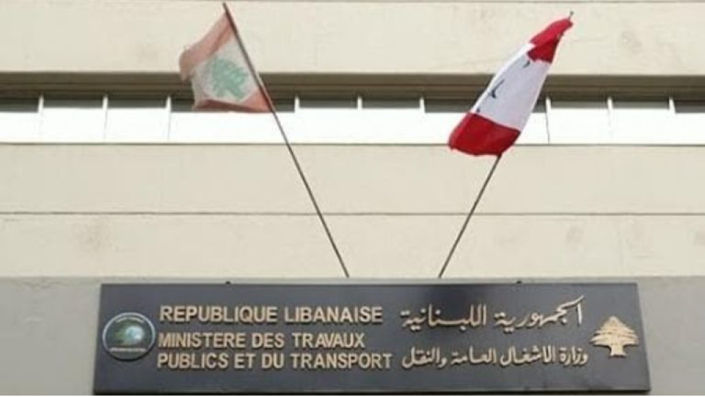 “الأشغال” تستكمل تزفيت طريق إقليم الخروب العام