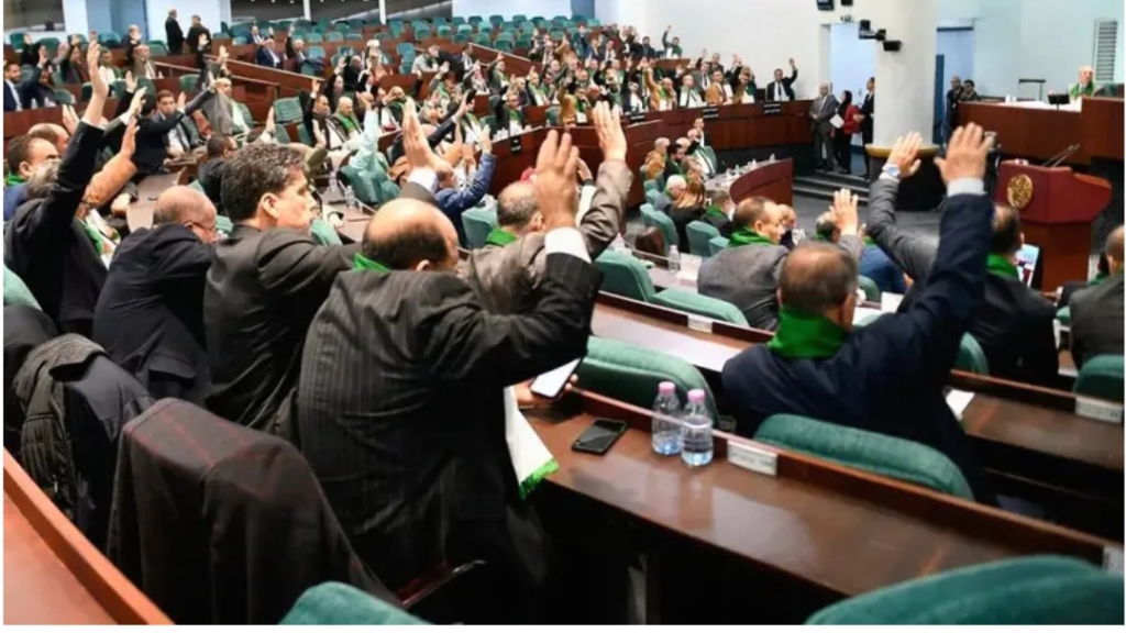 البرلمان الجزائري يجرّم الاستعمار الفرنسي ويطالب باعتذار رسمي